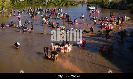 Estrazione di gemme, oro e zaffiri. Distretto di Ihosy, Regione di Ihorombe, Madagascar Foto Stock