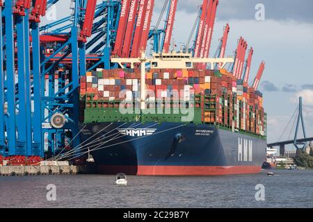 La più grande nave container del mondo, "HMM Algeciras", nel porto di Amburgo Foto Stock