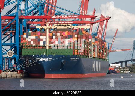 Il più grande containerership mondiale HMM Algeciras nel porto di Amburgo Foto Stock