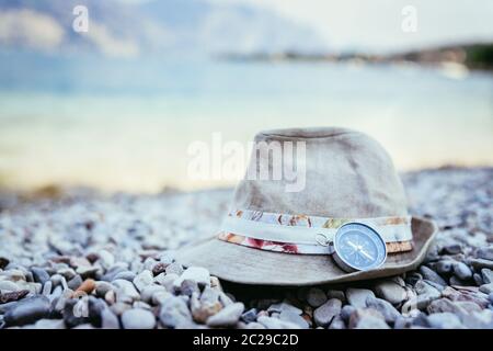 Concetto di vacanza estiva. Cappello di paglia e accessori sulla spiaggia. Italia. Foto Stock