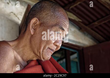 Monaco al monastero di Yokesone, Salay, Myanmar Foto Stock