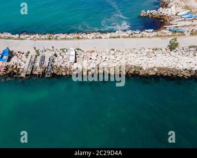 Vista aerea del piccolo porto con barche da pesca nella roccia Foto Stock