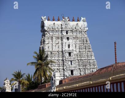Tempio indù decorato in colore bianco nel Kanyakumari, Tamil Nadu, India Foto Stock