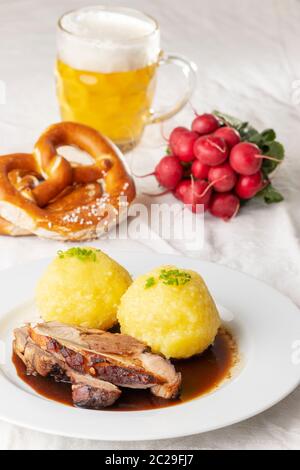 Bavarian arrosto di maiale con canederli Foto Stock