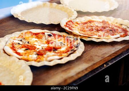 Pane appena sfornato pizza margherita conditi con salsa di pomodoro mozzarella e funghi. Ricetta tipica della cucina italiana Foto Stock