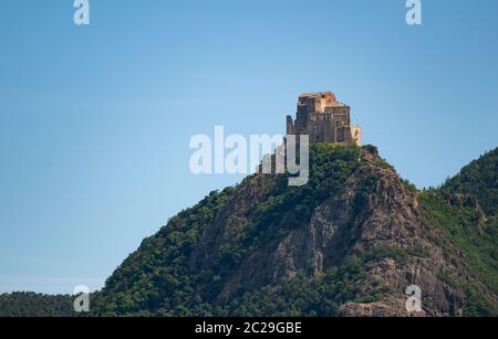 Veduta dell'Abbazia di San Michele della chiusa, Piemonte, Italia. Riprese dalla montagna sul lato opposto della valle, questa abbazia arroccata al Foto Stock