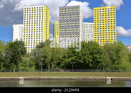 Mosca, Russia - 7 luglio 2019: Edifici residenziali sulle rive del pittoresco fiume su un summ Foto Stock