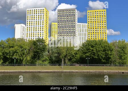 Mosca, Russia - 7 luglio 2019: Edifici residenziali sulle rive del pittoresco fiume su un summ Foto Stock