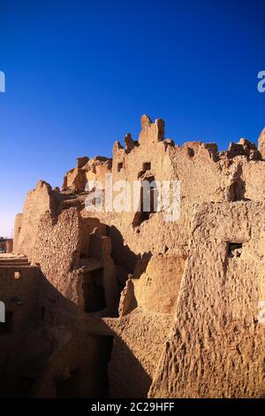 Panorama della città vecchia Shali e montagna Dakrour nell'oasi di Siwa, Egitto Foto Stock