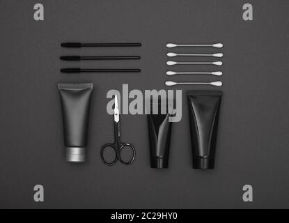 Organizzate con cura BELLEZZA AL MASCHILE cura e costituiscono prodotti lay piatto su sfondo grigio scuro, elevati vista dall'alto, direttamente al di sopra di Foto Stock