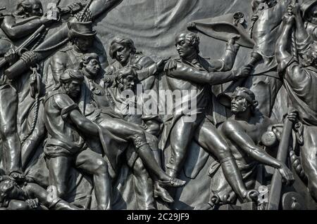 Bassorilievo di bronzo alla base della colonna di Nelson che mostra la morte dell'ammiraglio Lord Nelson alla battaglia di Trafalgar, Westminster, Londra. Scolpito b Foto Stock