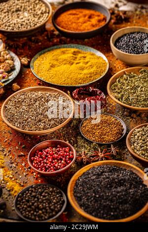 Assortimento di coloratissimi le spezie e le erbe in ciotole Foto Stock
