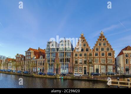 Argine del fiume Spaarne, Haarlem, Paesi Bassi Foto Stock