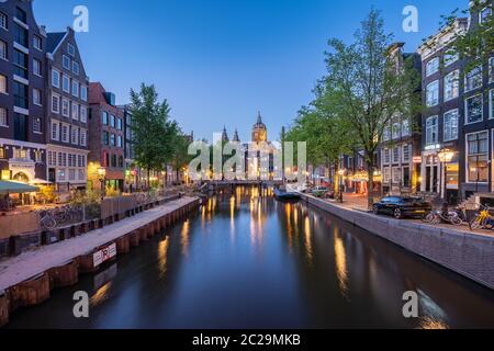 Skyline di Amsterdam con la Chiesa di San Nicola punto di riferimento nella città di Amsterdam, Paesi Bassi Foto Stock