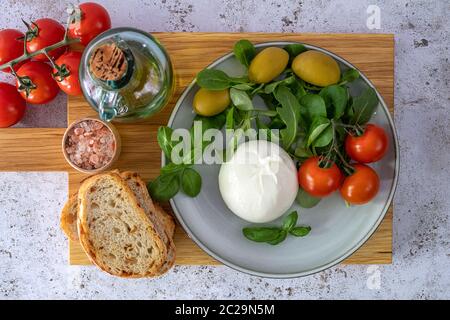 Burrata, formaggio italiano fresco a base di mozzarella e crema. Foto Stock