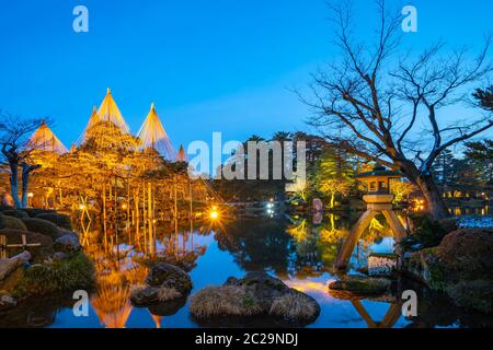 Si illumina di notte nel Giardino Kenrokuen a Kanazawa, Giappone Foto Stock