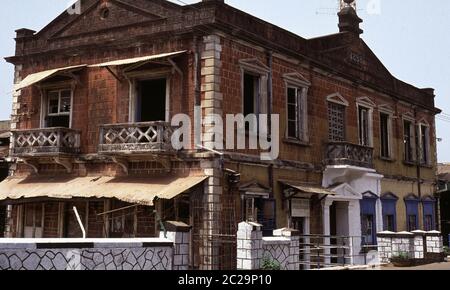 Vecchia casa coloniale costruita nel 1898 a Freetown Sierra Leone 1993 Foto Stock