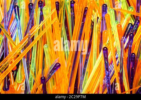 Un sacco di plastica colorata raccoglitrici di formaggio Foto Stock