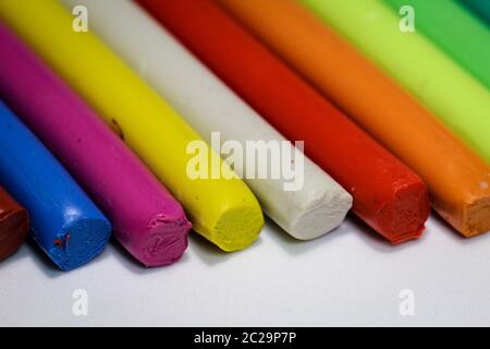 i bambini colorati giocano l'impasto si trova in una fila l'uno accanto all'altro Foto Stock