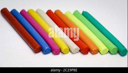 i bambini colorati giocano l'impasto si trova in una fila l'uno accanto all'altro Foto Stock