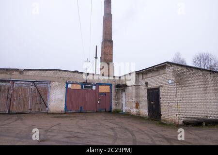 Un tipico vecchio, logoro, edificio industriale stagionato alla periferia della città. A Vilnius, Lituania. Foto Stock