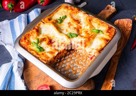 casagna rustica piccante con basilico sulla latta. Foto Stock