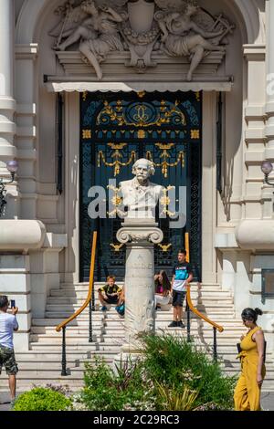 Monte Carlo, Monaco - 13 giugno 2019 : busto in marmo del compositore romantico francese Jules Massenet dello scultore russo Leopold Bernard davanti all'Opera Foto Stock