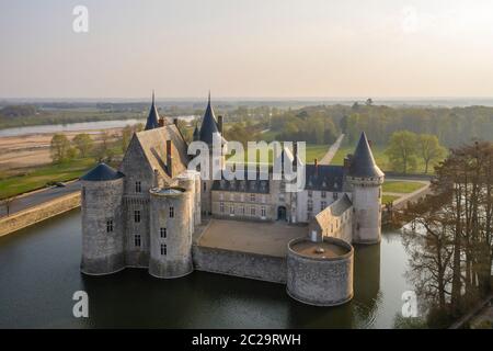 Francia, Loiret, Valle della Loira, Patrimonio Mondiale dell'UNESCO, Sully sur Loire, Chateau de Sully sur Loire, 14 °-18 ° secolo (vista aerea) // Franc Foto Stock