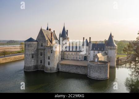 Francia, Loiret, Valle della Loira, Patrimonio Mondiale dell'UNESCO, Sully sur Loire, Chateau de Sully sur Loire, 14 °-18 ° secolo (vista aerea) // Franc Foto Stock