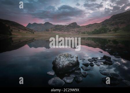 Blea tarn e Langdale pikes cattura la prima mattina light.idilliaco paesaggio alba nel Distretto Inglese Lago. Foto Stock