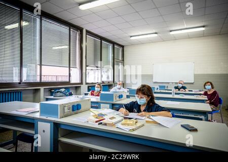 Milano - primo giorno di esami di Stato al liceo di Stato Alessandro volta. Uno studente prende l'unico test orale di fronte ai professori della commissione seduti a distanza di sicurezza. Maturità 2020 durante l'emergenza del Coronavirus (/Fotogramma, Milano - 2020-06-17) p.s. la foto e' utilizzabile nel messaggio del contenuto in cui e' stata attaccata, e senza intendimento diforamatorio del decoro delle persone rappresentate Foto Stock