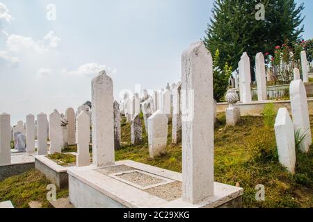 Cimitero dei martiri Kovaci: Tombe bianche del cimitero musulmano sulla collina sopra la città. Sarajevo, Bosnia-Erzegovina, aveva 110,000 persone Foto Stock