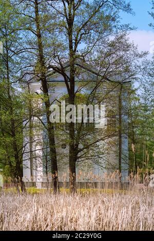 Cappella della Vergine Maria a Studzieniczna, Polonia. Vista dal lago. Foto Stock