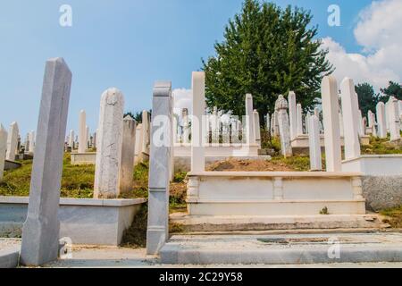 Cimitero dei martiri Kovaci: Tombe bianche del cimitero musulmano sulla collina sopra la città. Sarajevo, Bosnia-Erzegovina, aveva 110,000 persone Foto Stock