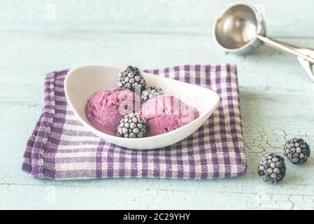 Ciotola di blackberry lavanda di gelati Foto Stock