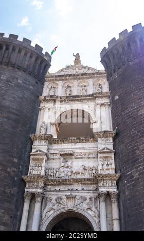 Castel Nuovo - l'arco trionfale integrato nel castello. Foto Stock