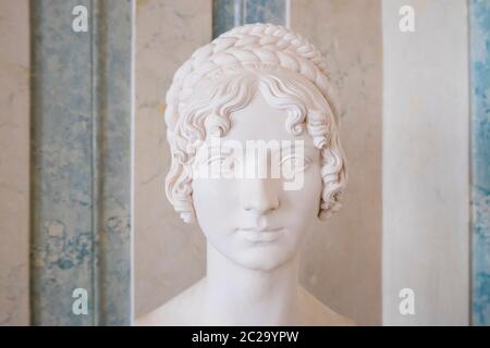 Un bel busto di marmo bianco. Al Palazzo Rundāle di Pilsrundāle, Lettonia. Foto Stock