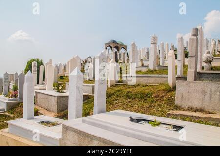 Cimitero dei martiri Kovaci: Tombe bianche del cimitero musulmano sulla collina sopra la città. Sarajevo, Bosnia-Erzegovina, aveva 110,000 persone Foto Stock