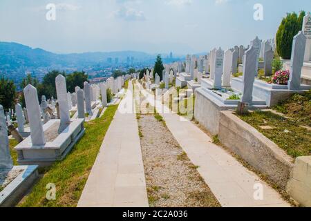 Cimitero dei martiri Kovaci: Tombe bianche del cimitero musulmano sulla collina sopra la città. Sarajevo, Bosnia-Erzegovina, aveva 110,000 persone Foto Stock