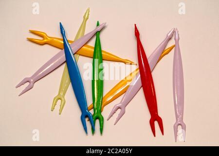 Un sacco di plastica colorata raccoglitrici di formaggio Foto Stock