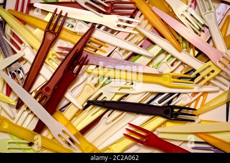 Un sacco di plastica colorata raccoglitrici di formaggio Foto Stock