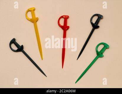 Un sacco di plastica colorata raccoglitrici di formaggio Foto Stock