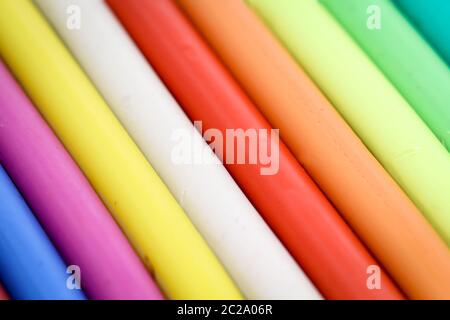 i bambini colorati giocano l'impasto si trova in una fila l'uno accanto all'altro Foto Stock