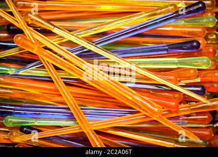 Un sacco di plastica colorata raccoglitrici di formaggio Foto Stock