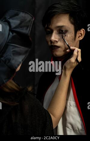 Trucco artisti fare Asain adolescente trucco per Halloween costume vampiro come preparare per il carnevale di festa di Halloween Foto Stock