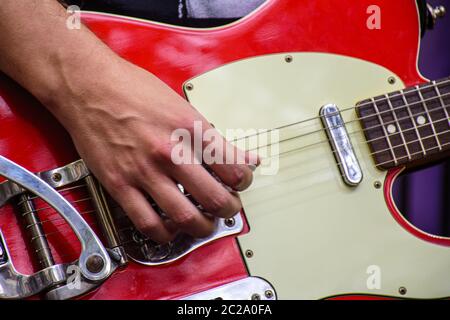 Dettaglio della mano che suona la chitarra elletrica Foto Stock