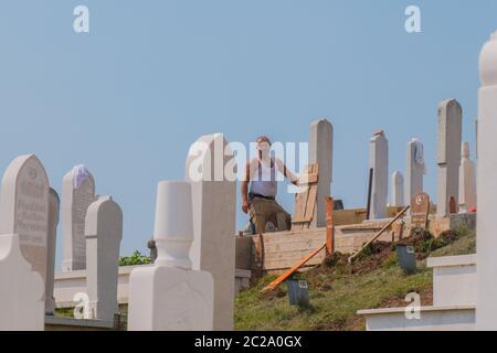 Cimitero dei martiri Kovaci: Tombe bianche del cimitero musulmano sulla collina sopra la città. Sarajevo, Bosnia-Erzegovina, aveva 110,000 persone Foto Stock