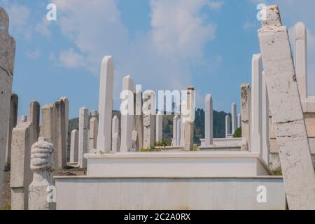 Cimitero dei martiri Kovaci: Tombe bianche del cimitero musulmano sulla collina sopra la città. Sarajevo, Bosnia-Erzegovina, aveva 110,000 persone Foto Stock