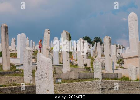 Cimitero dei martiri Kovaci: Tombe bianche del cimitero musulmano sulla collina sopra la città. Sarajevo, Bosnia-Erzegovina, aveva 110,000 persone Foto Stock