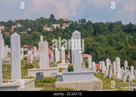 Cimitero dei martiri Kovaci: Tombe bianche del cimitero musulmano sulla collina sopra la città. Sarajevo, Bosnia-Erzegovina, aveva 110,000 persone Foto Stock